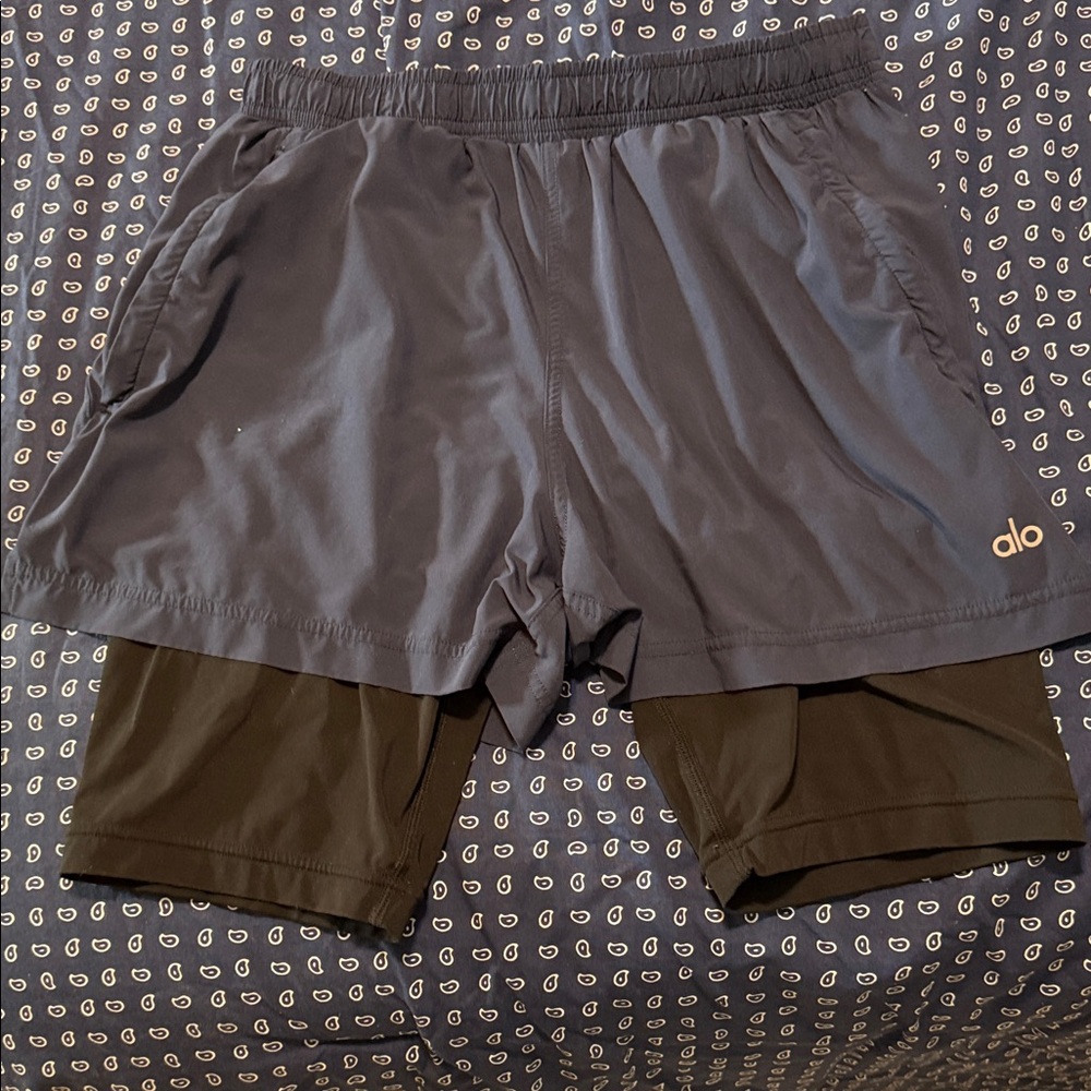 ALO Yoga Men's Dual-Layer Black and navy Athletic Shorts